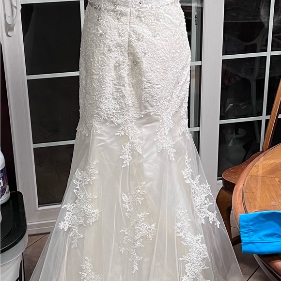 NWOT- Gorgeous ivory beaded lace wedding dress. - Picture 6 of 7